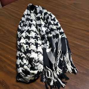 Black/off white scarf
